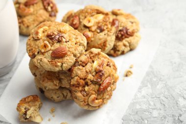 Gri masada fındıklı kurabiyeler, yakın plan. Metin için boşluk