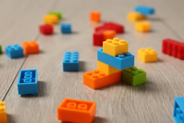 İnşaat oyuncağı. Ahşap arka planda renkli tuğlalar, yakın plan