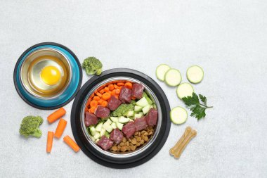 Kuru hayvan maması ve doğal ürünler ışık masasında.