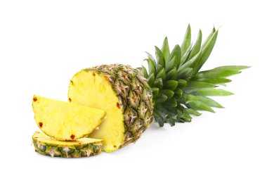 Beyaz üzerine izole edilmiş dilimlenmiş olgun ananas. Egzotik meyve