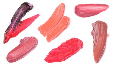 Beyaz arkaplanda farklı renk tonlarının dudak parlatıcısı, örnek kümesi