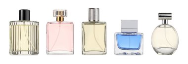 Beyaz ve sette izole edilmiş çeşitli parfüm şişeleri.