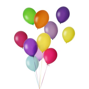 Beyaz arka planda bir sürü renkli balon var. Doğum günü veya diğer parti dekorasyonu