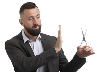 Sakallı adam beyaz arka planda dur hareketi yapıyor.