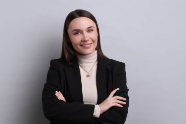 Açık gri arkaplanda iş kadını portresi