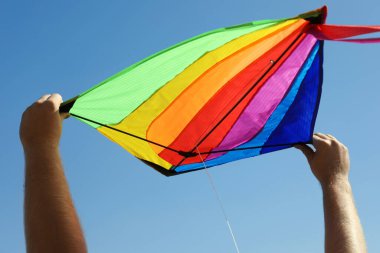 Uçurtmalı adam mavi gökyüzüne karşı, yakın plan