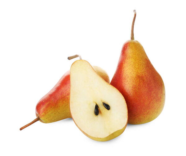 Целые и обрезанные спелые груши изолированы на белом