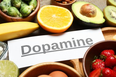 Kelime Dopamini ve farklı ürünler ahşap masada, yakın plan