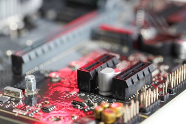 Arka plan olarak bilgisayar ana kartı, yakın plan. Elektronik mühendisliği