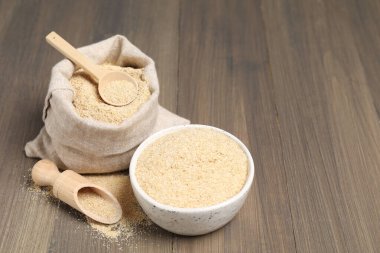 Tahta masada kepçe, kepçe, kaşık ve çuval bezi, mesaj için yer