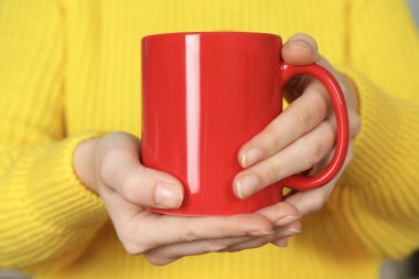 Kırmızı seramik bardaklı kadın, yakın plan. Tasarım için model