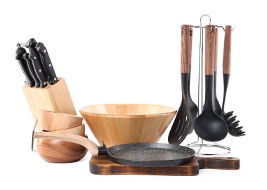 Beyaz üzerine izole edilmiş farklı mutfak aletleri.