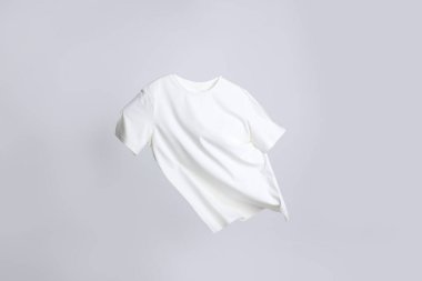 Beyaz arka planda havalı bir tişört.