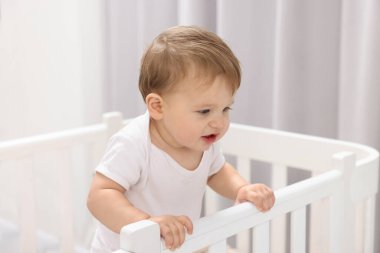 Evdeki beşiğinde küçük şirin bir bebek