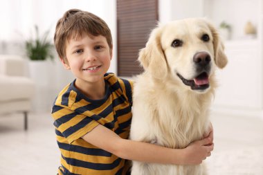 Evinde sevimli köpeği olan çocuk.