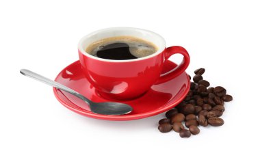 Kırmızı fincan aromatik kahve, çay tabağı, kaşık ve fasulye beyaz üzerine izole edilmiş.