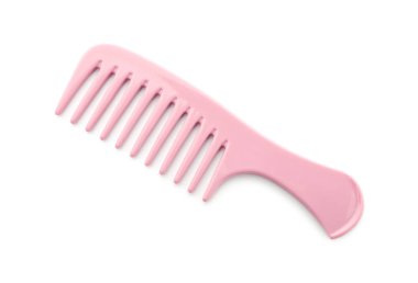 Bir pembe plastik tarak beyaza izole edilmiş, üst manzara
