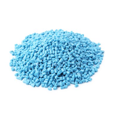 Açık mavi plastik granüller beyaz üzerine izole edilmiş.