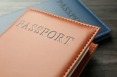 Masada renkli kapaklı pasaportlar, yakın plan.