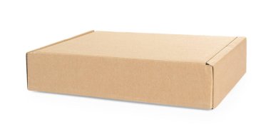 Bir karton kutu beyaza izole edilmiş.