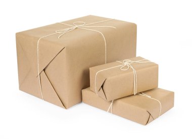 Birçok paket kutusu beyaz kağıda sarılmış.