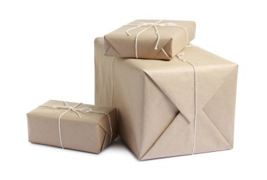Kraft kağıdına sarılı paketler beyaza izole edildi