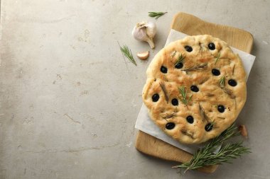 Zeytinli, biberiyeli ve sarımsaklı lezzetli Focaccia ekmeği. Metin için boşluk