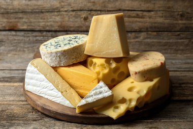 ahşap masa üstünde peynir farklı türleri