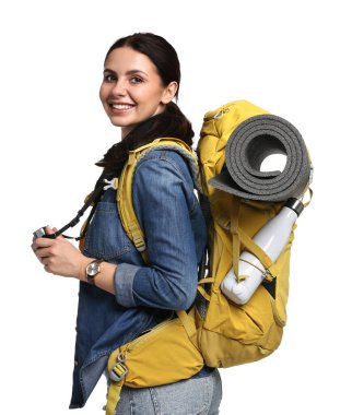Beyaz arka planda sırt çantalı genç turist