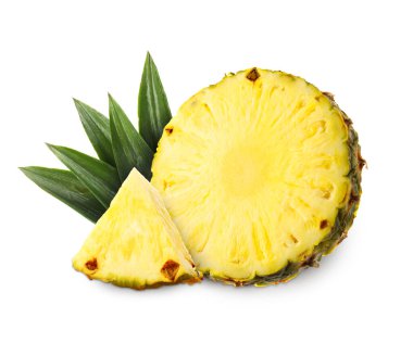Beyaz üzerine izole edilmiş dilimlenmiş olgun ananas. Egzotik meyve