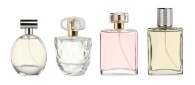 Beyaz ve sette izole edilmiş çeşitli parfüm şişeleri.