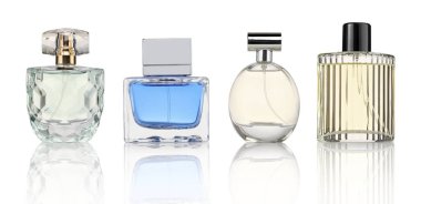 Beyaz ve sette izole edilmiş çeşitli parfüm şişeleri.