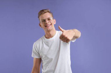 Mor arka planda mutlu bir adam var. Jest gibi