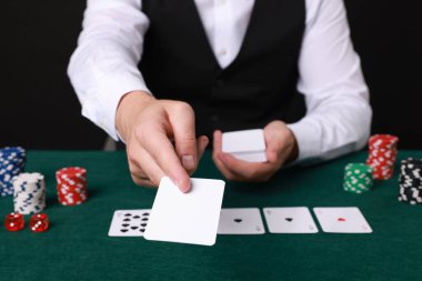 Kumar masasında kağıt oynayan profesyonel krupiye, yakın plan.