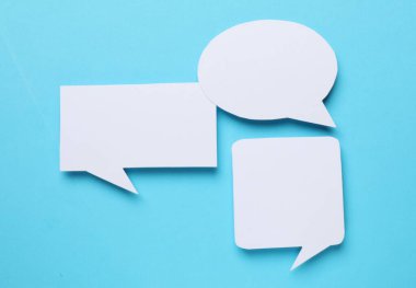 Açık mavi arka planda boş konuşma baloncukları. Metin için boşluk