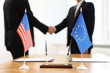 Diplomatlar kapalı alanda el sıkışıyor, ABD ve Avrupa Birliği bayraklarına odaklanıyor