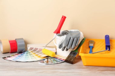 Açık ahşap masadaki farklı ressamların aletleri. Dekorasyon ve tasarım