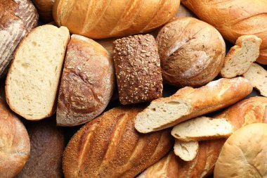 Masanın üzerinde bir somun ekmek var, yakın plan.