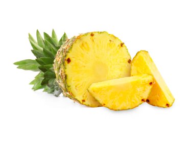 Beyaz üzerine izole edilmiş dilimlenmiş olgun ananas. Egzotik meyve