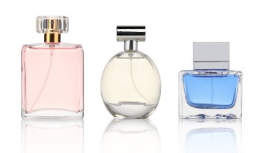 Beyaz ve sette izole edilmiş çeşitli parfüm şişeleri.