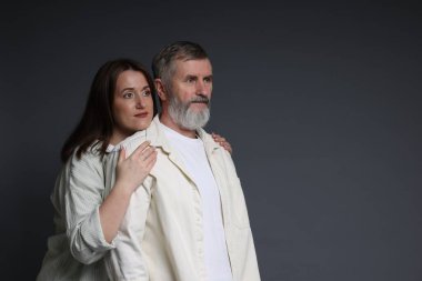 Kızı ve babası koyu arkaplanda, mesaj için boşluk