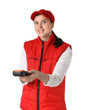 Beyaz arka planda ödeme terminali olan mutlu kurye