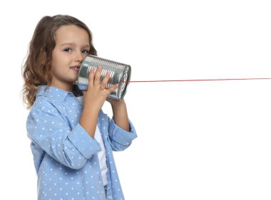 Beyaz arkaplanda teneke telefon kullanan kız