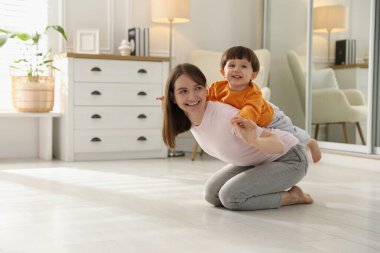 Mutlu anne evde küçük oğluyla oynuyor. Metin için boşluk