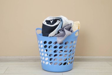 İçerde çamaşır dolu plastik sepet.