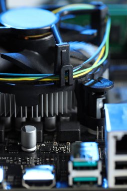 Arka plan olarak bilgisayar ana kartı, yakın plan. Elektronik mühendisliği