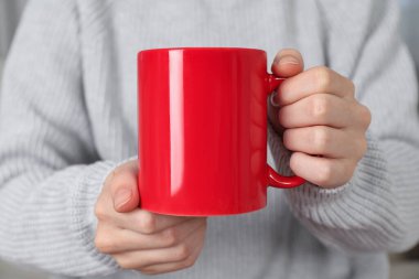 Kırmızı seramik bardaklı kadın, yakın plan. Tasarım için model