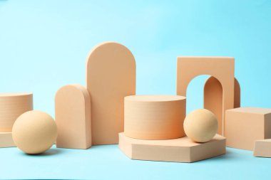 Ürünün sunumu. Açık mavi arkaplanda farklı podyumlar