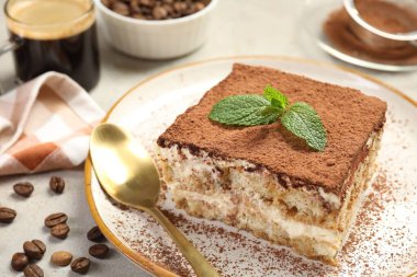 Bej masadaki lezzetli tiramisu parçası, yakın plan.