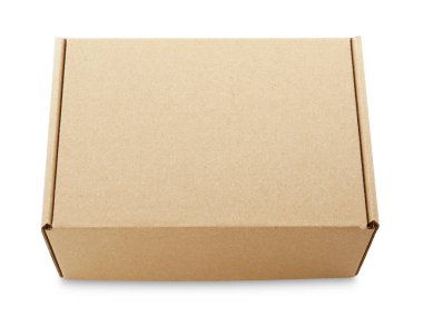 Beyaza izole edilmiş kapalı bir karton kutu. Tasarım için model